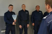Komendant Fajer gratuluje policjantom