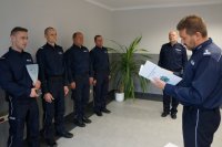 Komendant Fajer czyta list gratulacyjny