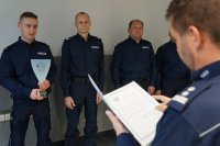 Komendant Fajer czyta list gratulacyjny