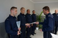 Komendant Fajer wręcza list gratulacyjny Danielowi Dyduk
