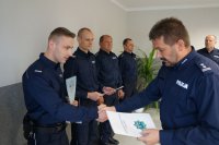Komendant Fajer gratuluje Dawidowi Kowalik