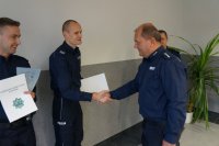 Naczelnik Dolatowski gratuluje Danielowi Dyduk
