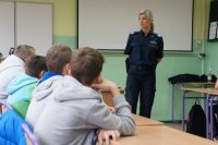 Policjantka i uczniowie na spotkaniu