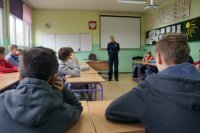 Policjantka prowadzi prelekcję