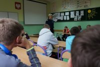 Policjantka rozmawia z uczniami