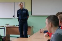 Policjantka prowadzi prelekcję