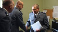 Komendant Komisariatu w Szombierkach gratuluje nowemu Zastępcy