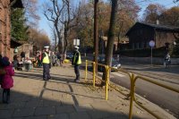 Policjanci zabezpieczają rejon cmentarza