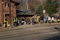 Policjanci zabezpieczają rejon cmentarza