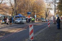 Patrol mundurowych wzdłuż cmentarza