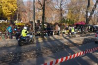 Mundurowi na motorach patrolują rejon cmentarzy