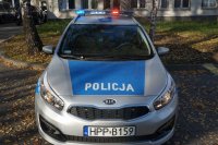 Nowy radiowóz z zapalonymi sygnałami świetlnymi