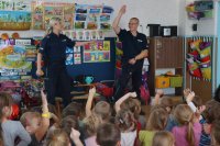 Policjanci objaśniają najmłodszym zasady ruchu drogowego