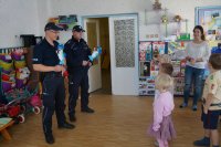Dzieci dziękują policjantom za wizytę