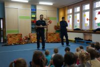 Policjanci rozmawiają z dziećmi