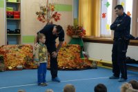 Policjant tłumaczy chłopcu zasady bezpieczeństwa