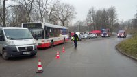 Policjanci zabezpieczają miejsce wypadku