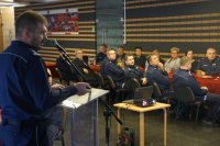 Komendant Fajer przy mównicy