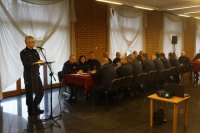 Komendant Krzystyniak przy mównicy