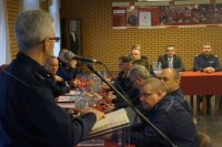 Komendant Krzystyniak przy mównicy