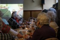 Seniorzy oglądają film