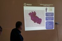 Prowadzący przedstawia prezentację