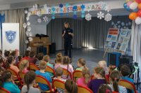 Policjantka mówi do dzieci