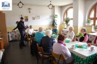 dzielnicowy rozmawia z seniorami