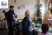 dzielnicowy rozmawia z seniorami