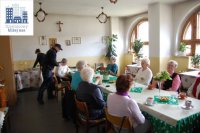 dzielnicowy rozmawia z seniorami