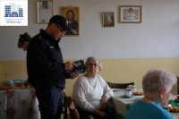 dzielnicowy rozmawia z osobami starszymi