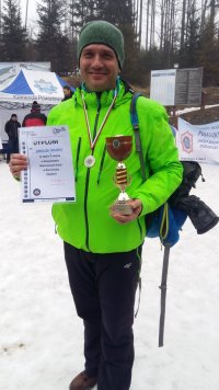 Komendant Dziurka z medalami i dyplomem