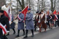 Policjanci niosą sztandar KMP Bytom