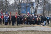 Rozpoczęcie uroczystości pod pomnikiem, zebrani goście