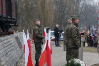 Żołnierze pełniący wartę pod pomnikiem