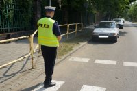 Policjant drogówki przy przejściu dla pieszych