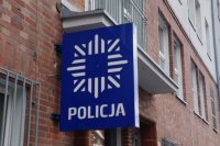 Logo policji przed wejściem do bytomskiej komendy