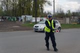 Policjant drogówki daje pojazdowi sygnały tzw. lizakiem do zatrzymania się