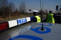 Policjanci drogówki kontrolują kierowcę auta