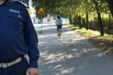 Na pierwszym planie policjant drogówki a w tle rowerzystka