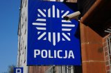 Logo Policji przed budynkiem KMP Bytom