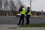 Policjanci drogówki kontrolują prędkość kierowców