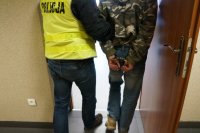 Zatrzymany w kajdankach