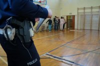 Policjant WRD a w tle uczestnicy konkursu