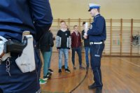 Policjant WRD objaśnia regulamin a w tle uczestnicy konkursu