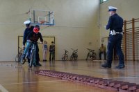 Policjant WRD a w tle uczestnicy konkursu
