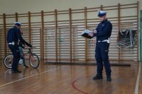 Policjanci WRD a w tle uczestnik konkursu