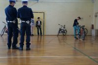 Policjanci WRD obserwują uczestników konkursu