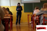 Policjantka prowadząca spotkanie z uczniami