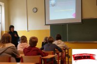 Policjantka prowadząca spotkanie z uczniami